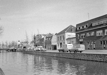 854254 Gezicht op de Stadsbuitengracht en de Nieuwekade te Utrecht, met de huizen Nieuwekade 29 (rechts) -lager. In het ...